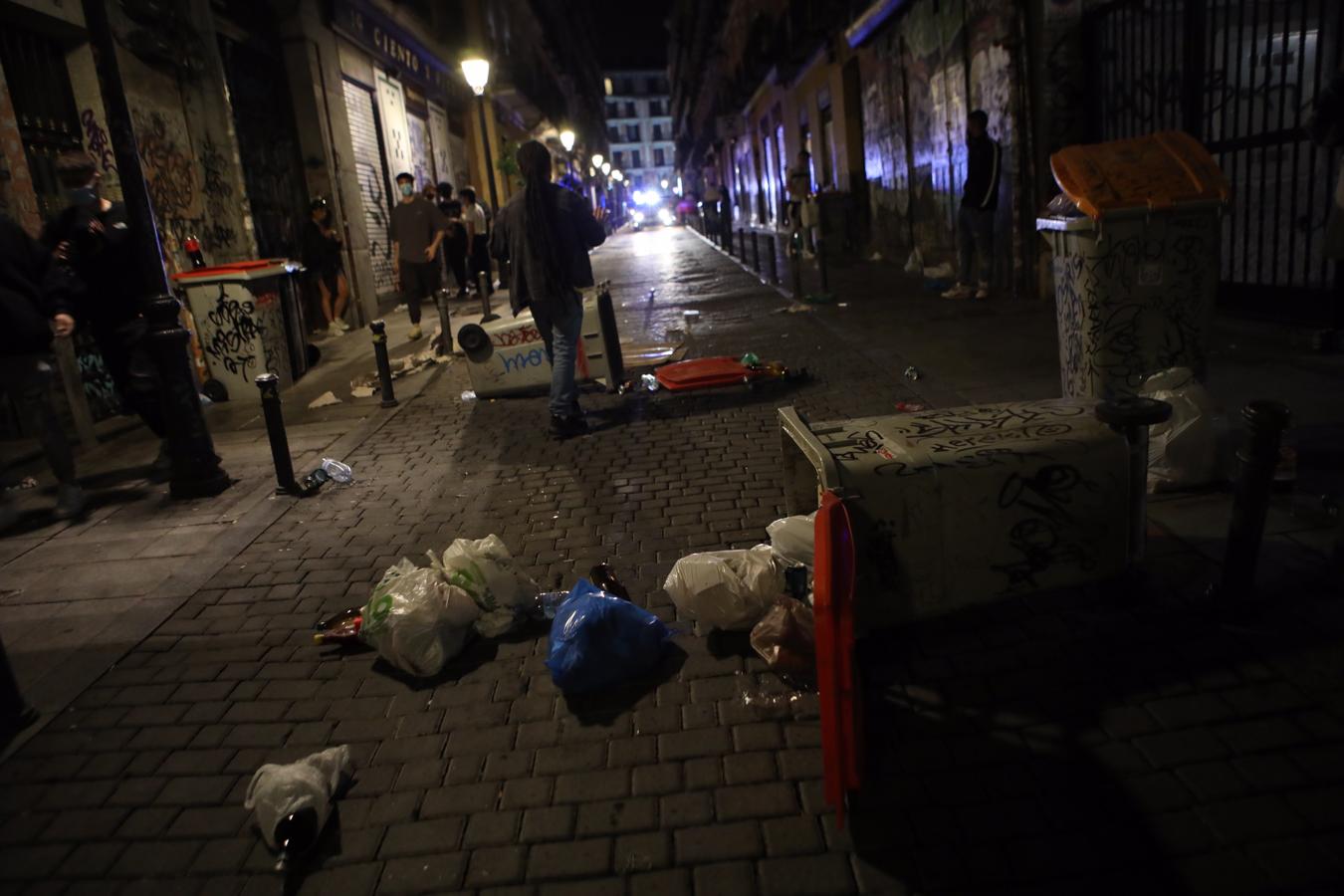 Mobiliario urbano destrozado en las calles de Malasaña. 