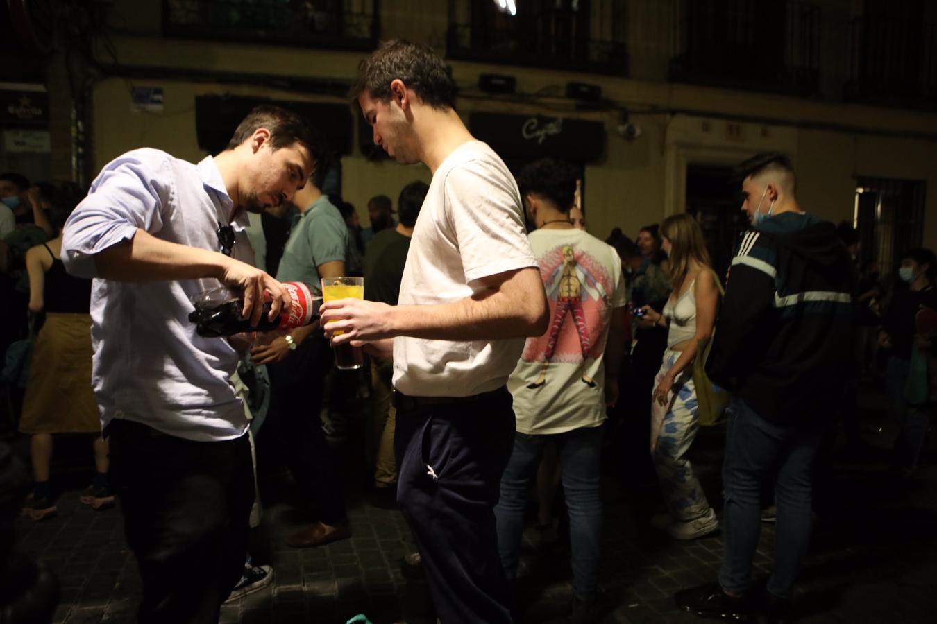 Jóvenes bebiendo en la calle en Madrid. 