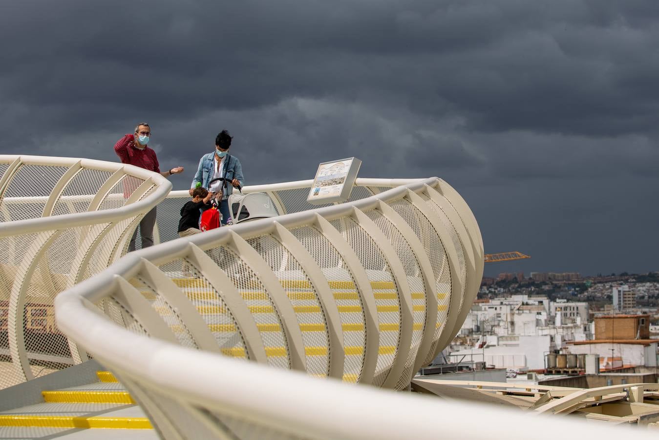 Varios turistas pasean por el Centro de Sevilla