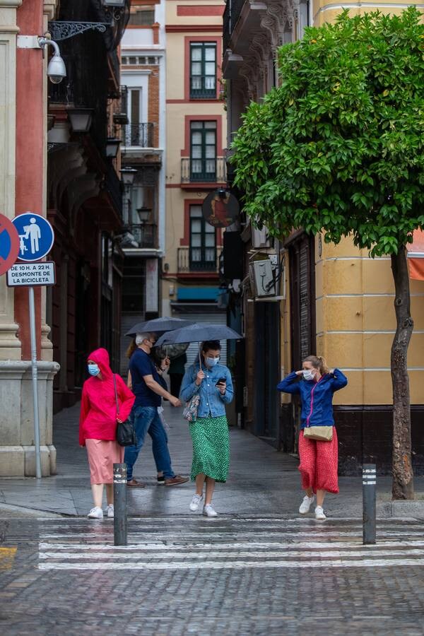 Varios turistas pasean por el Centro de Sevilla