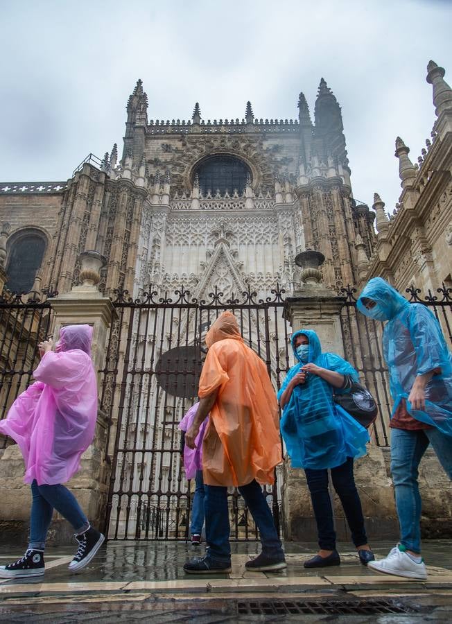 Varios turistas pasean por el Centro de Sevilla