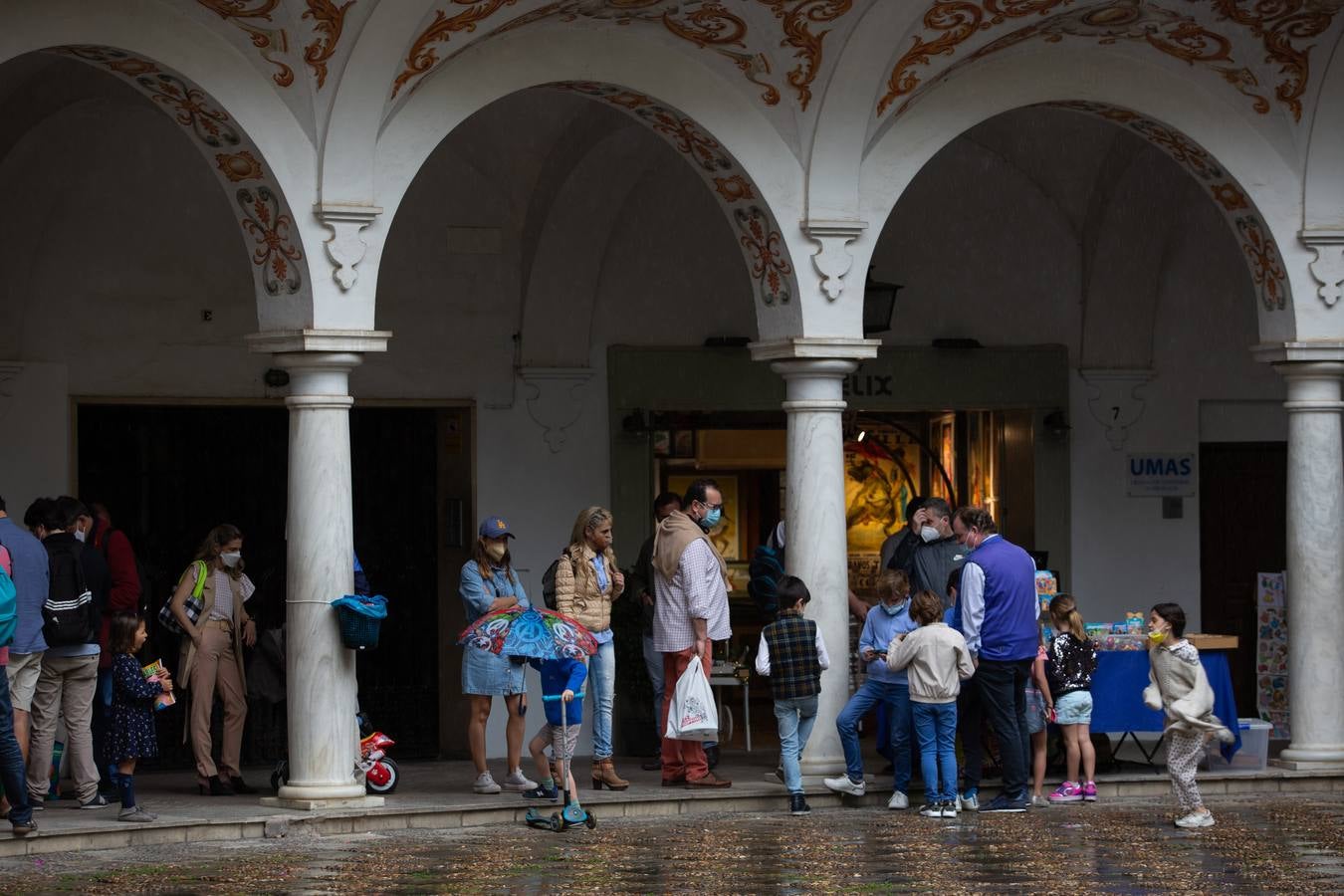 Varios turistas pasean por el Centro de Sevilla