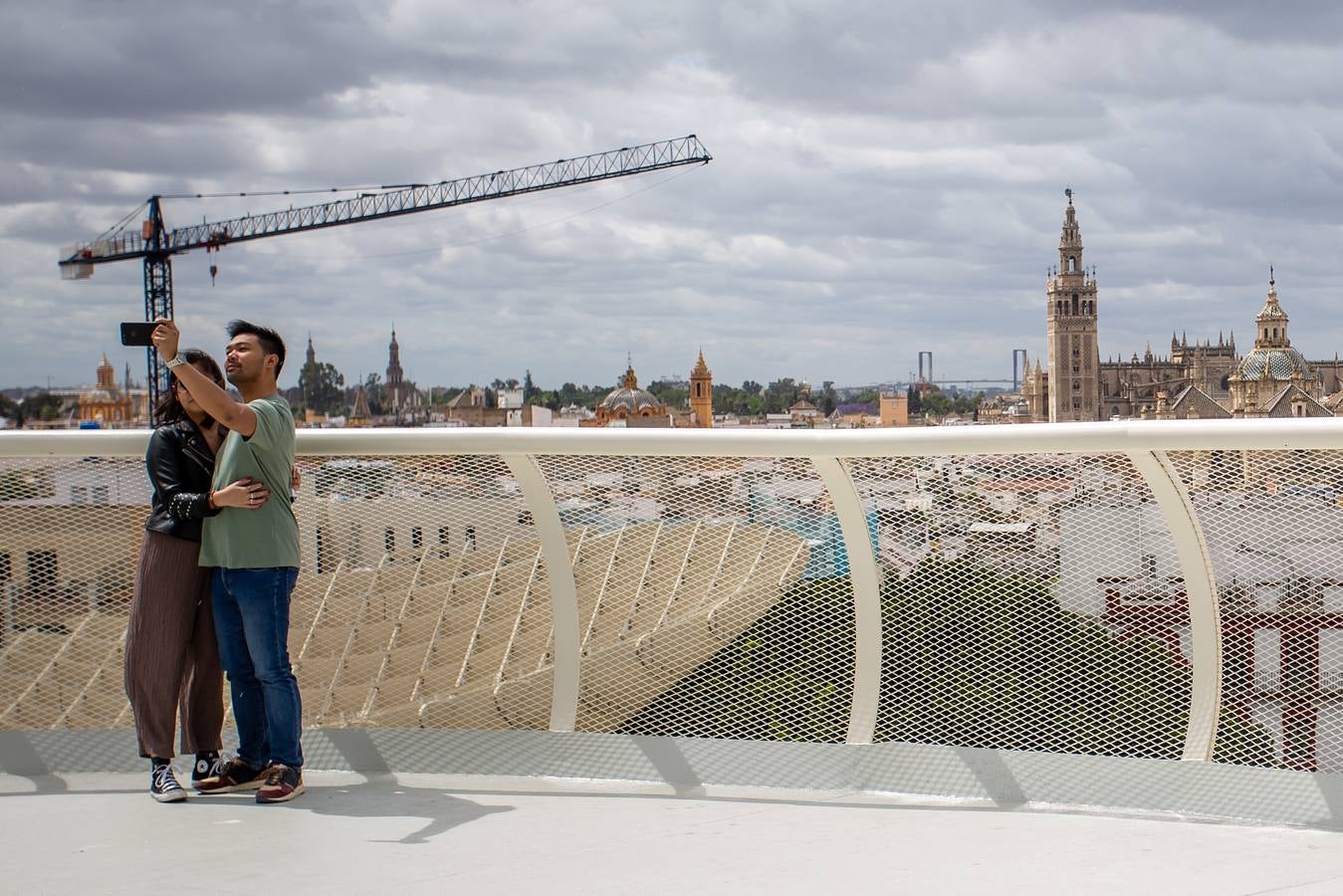 Varios turistas pasean por el Centro de Sevilla