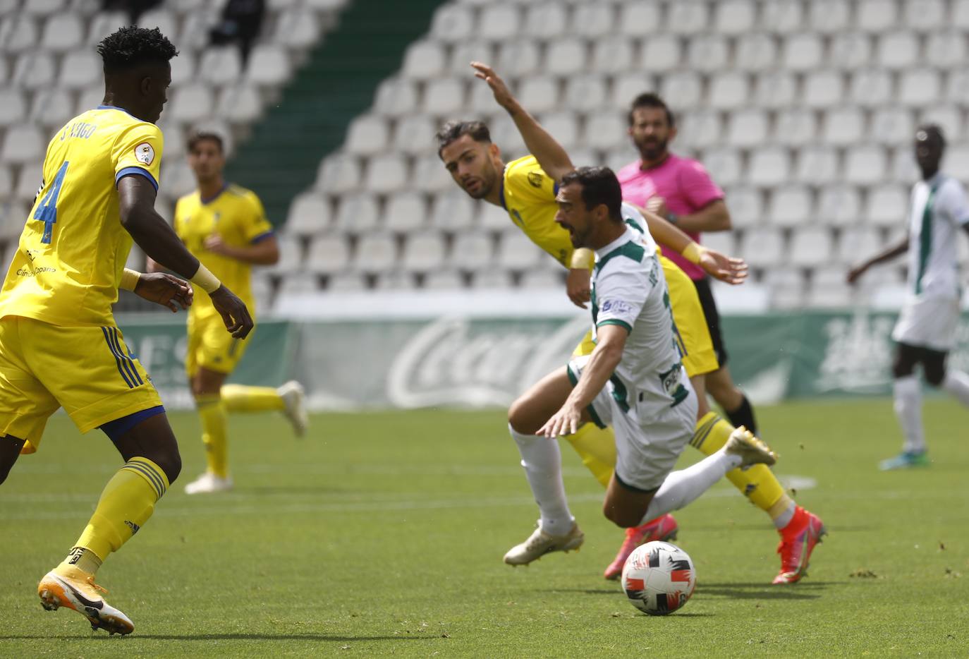 Las mejores imágenes del drama del descenso en el Córdoba CF - Cádiz B