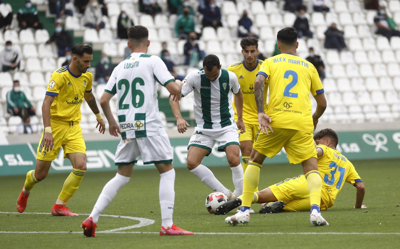 Las mejores imágenes del drama del descenso en el Córdoba CF - Cádiz B