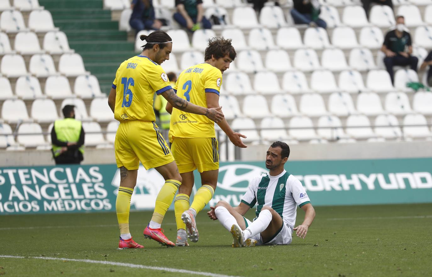 Las mejores imágenes del drama del descenso en el Córdoba CF - Cádiz B