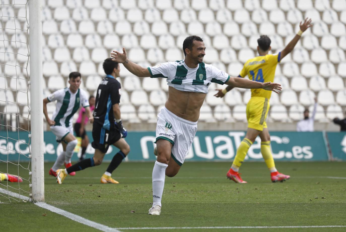 Las mejores imágenes del drama del descenso en el Córdoba CF - Cádiz B