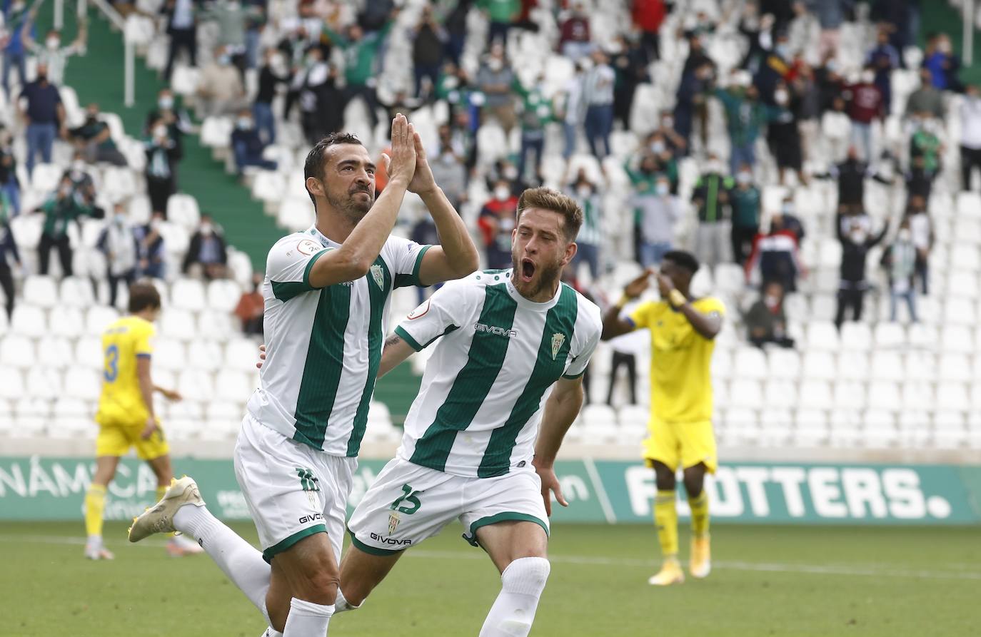 Las mejores imágenes del drama del descenso en el Córdoba CF - Cádiz B