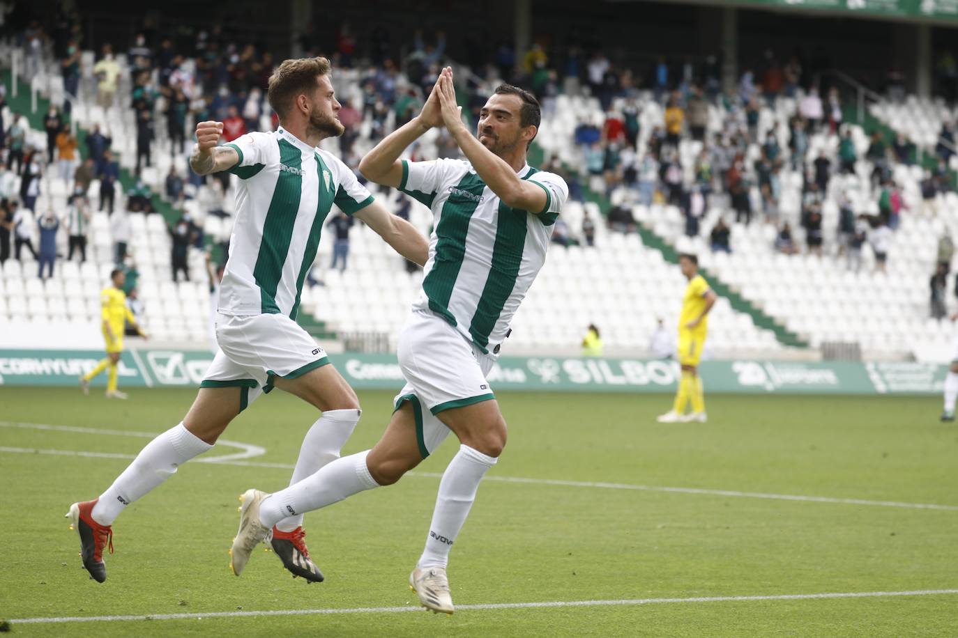 Las mejores imágenes del drama del descenso en el Córdoba CF - Cádiz B