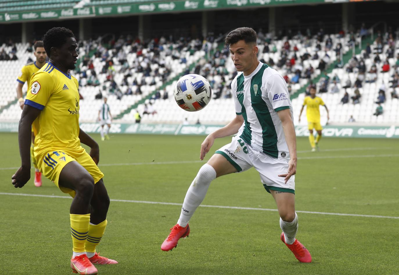 Las mejores imágenes del drama del descenso en el Córdoba CF - Cádiz B