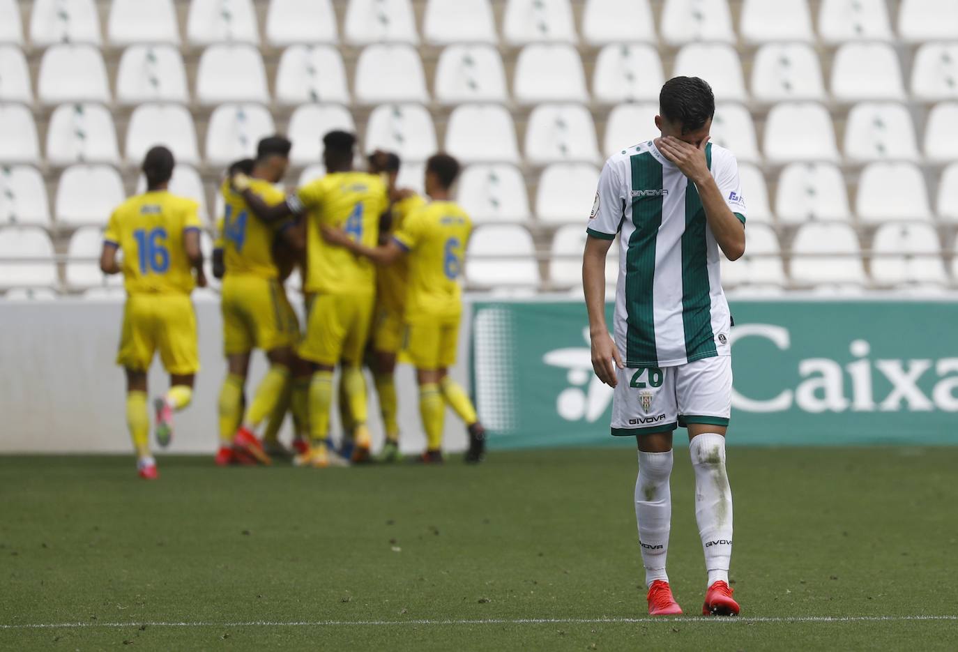 Las mejores imágenes del drama del descenso en el Córdoba CF - Cádiz B