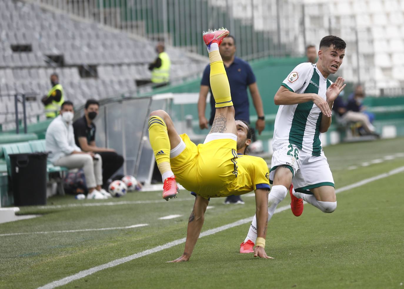 Las mejores imágenes del drama del descenso en el Córdoba CF - Cádiz B