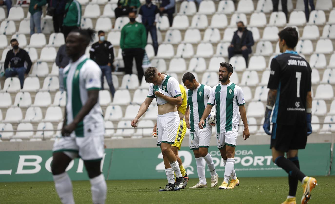 Las mejores imágenes del drama del descenso en el Córdoba CF - Cádiz B