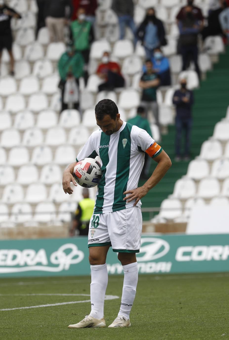 Las mejores imágenes del drama del descenso en el Córdoba CF - Cádiz B