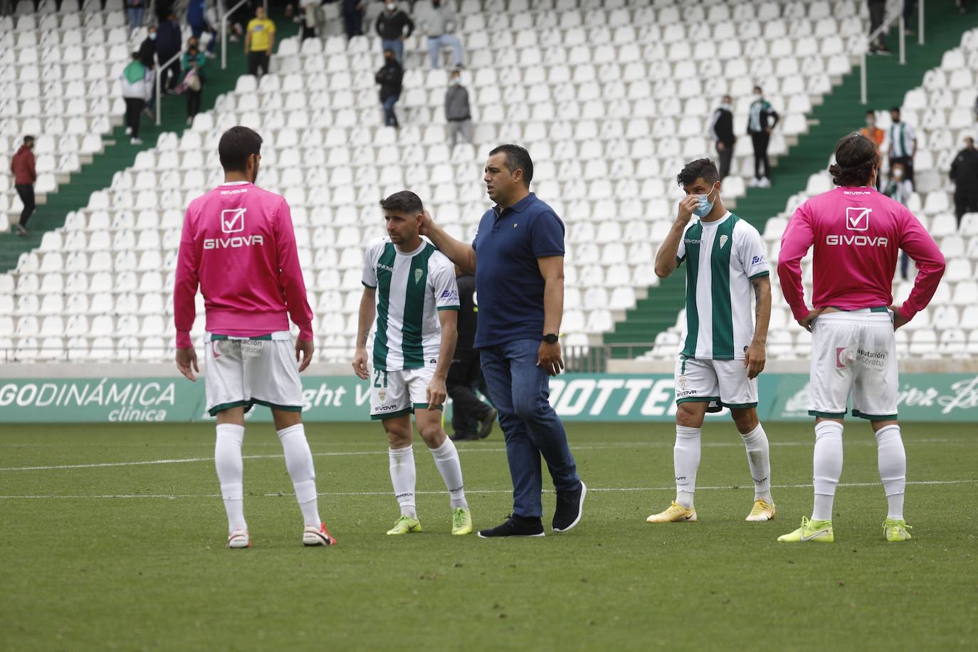 Las mejores imágenes del drama del descenso en el Córdoba CF - Cádiz B