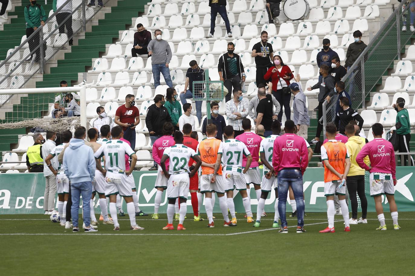 Las mejores imágenes del drama del descenso en el Córdoba CF - Cádiz B