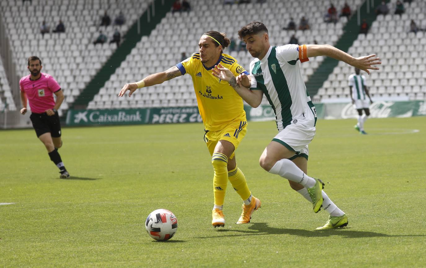 Las mejores imágenes del drama del descenso en el Córdoba CF - Cádiz B