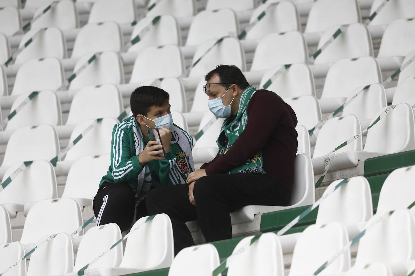 El ambiente en El Arcángel en el Córdoba CF - Cádiz B, en imágenes