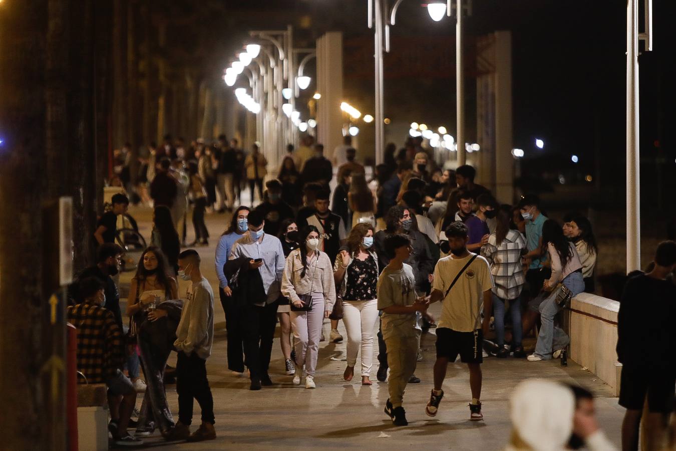 Fotos: Ambiente en la noche del fin del Estado de Alarma en Cádiz