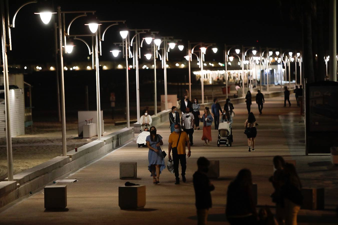 Fotos: Ambiente en la noche del fin del Estado de Alarma en Cádiz