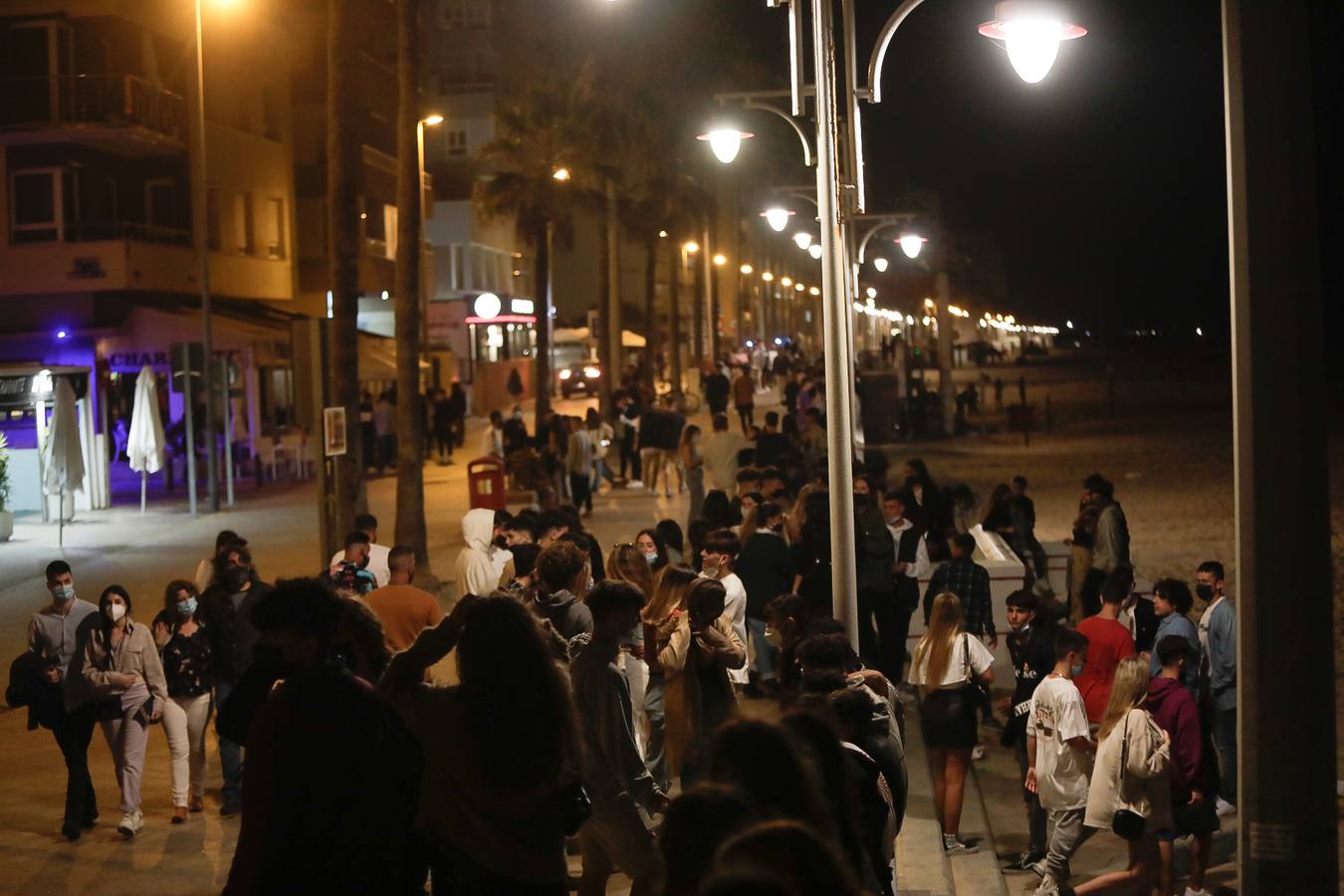 Fotos: Ambiente en la noche del fin del Estado de Alarma en Cádiz