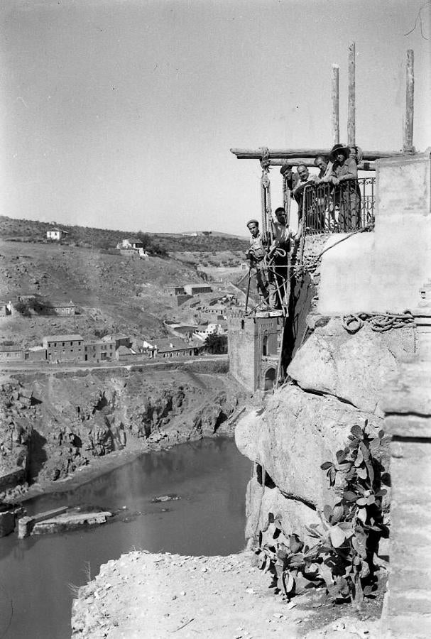 Proceso de las obras en el mirador de Roca Tarpeya sobre el río Tajo. Entre los operarios, el segundo por la derecha, Victorio Macho. Archivo Victorio Macho. Real Fundación de Toledo. 