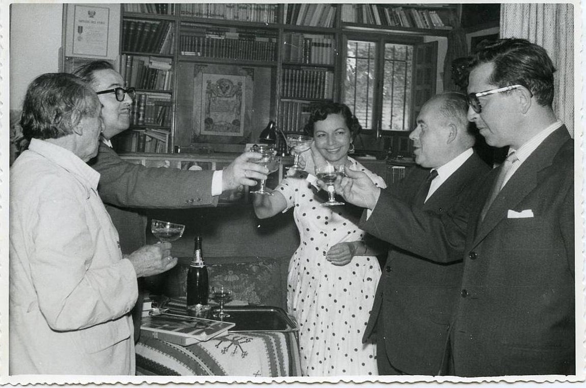Brindis en la casa de Victorio Macho. De izquierda a derecha: el escultor, el arquitecto García-Pablos, Zoila Barrós, el alcalde de Toledo Luis Montemayor y el constructor Mariano Martínez Herranz que realizó las obras del Tallerón. Archivo Municipal de Toledo. Col. Martínez Herranz. 