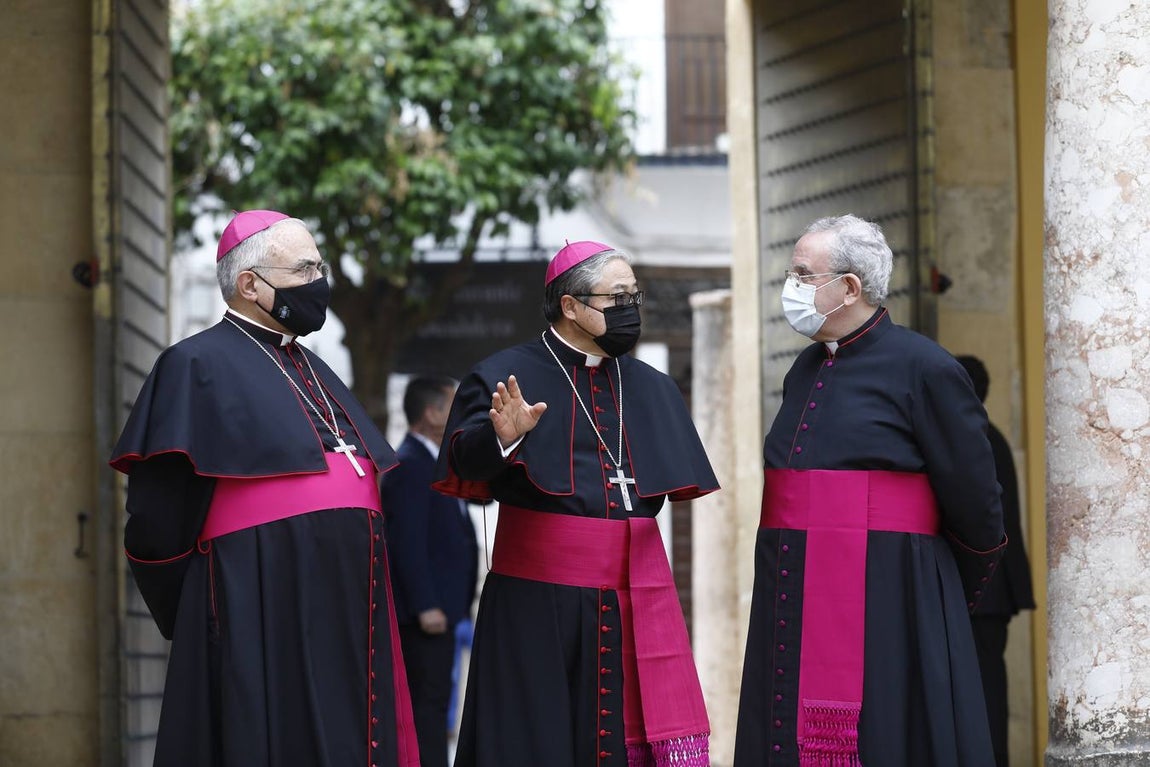 La visita del Nuncio del Papa y Juanma Moreno a las obras del Palacio Episcopal de Córdoba, en imágenes