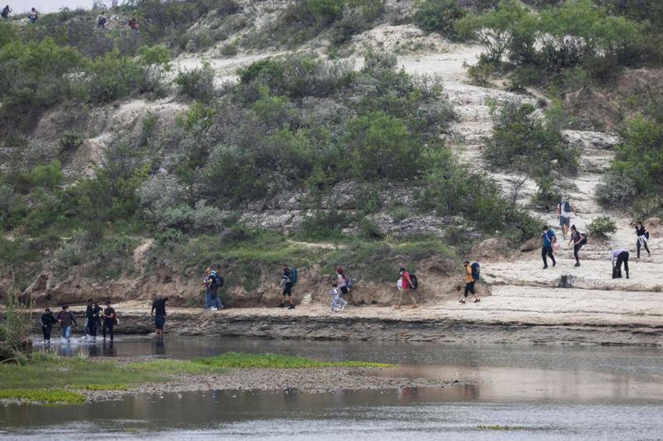 Una fila de inmigrantes dispuestos a buscar una vida mejor en EE.UU.. 