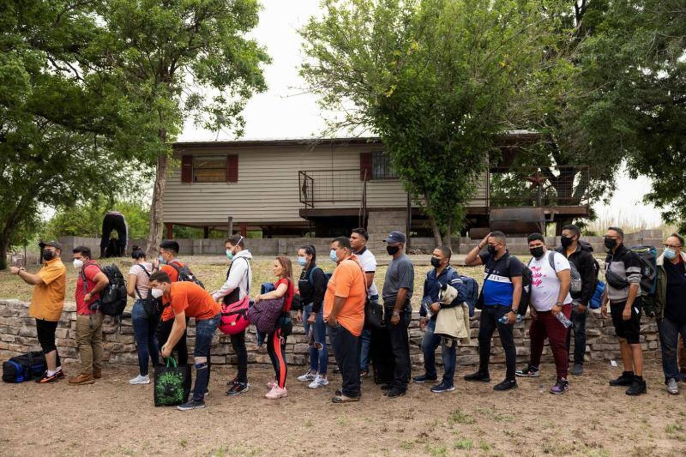 Venezolanos a la espera de ser transportados a un centro de procesamiento. 