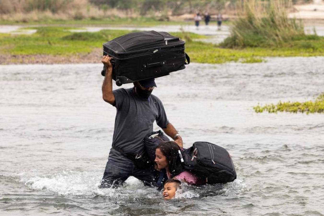 Una familia de venezolanos es arrastrada por las aguas del Río Grande. 