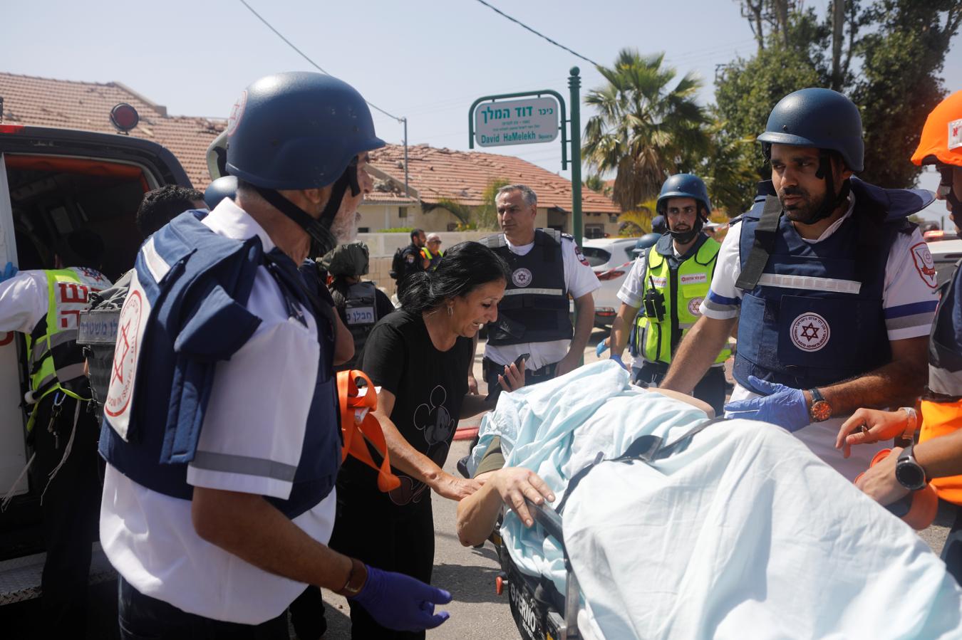 Médicos evacuando heridos tras el impacto del cohete en Ashkelon. 