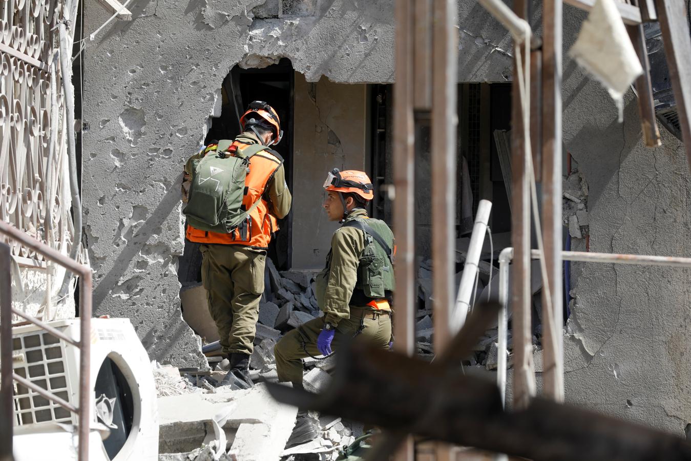 Soldados en el edificio dañado por el impacto de un cohete en Ashkelon. 