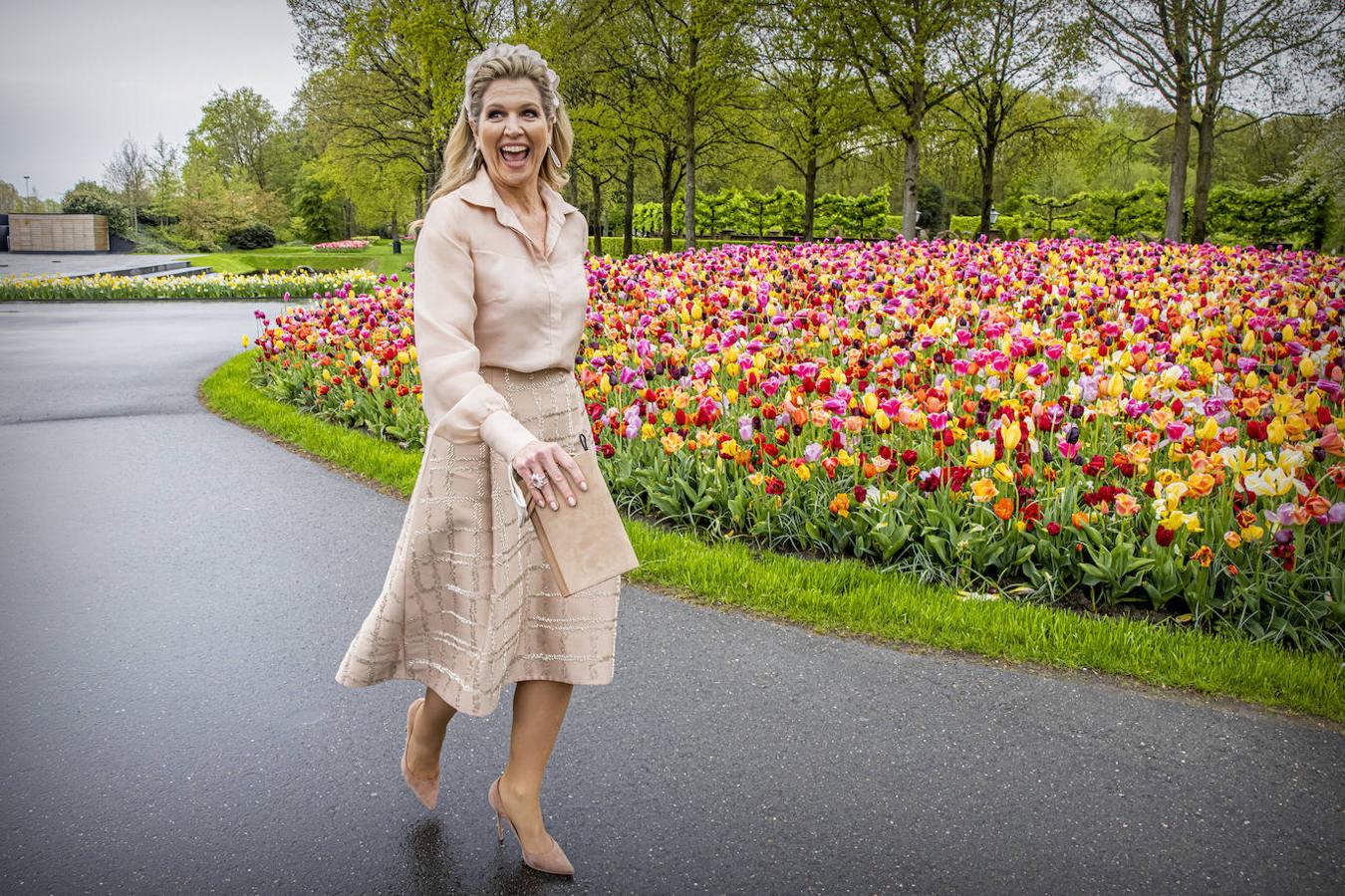 Las diademas son otros de los accesorios imprescindibles en el vestidor de la reina Máxima. En una de sus últimas apariciones públicas, la Reina apostó por rescatar este modelo de diadema de flores en un 'look' monocolor, firmada por Fabienne Delivigne, que también había llevado en una ocasión anterior en 2011