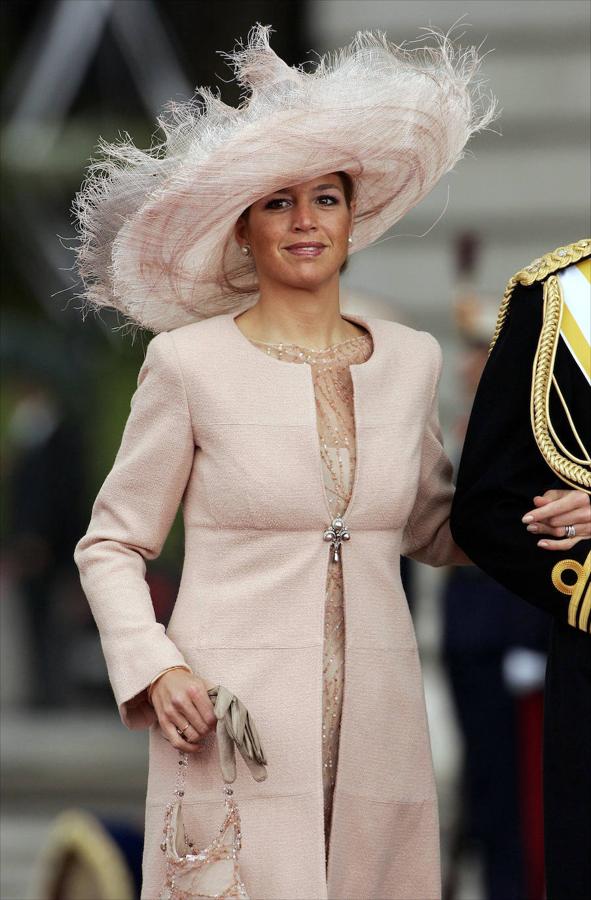 Tras la abdicación de la reina Beatriz, el entonces príncipe Guillermo de Holanda fue proclamado rey de los Países Bajos, pasando Máxima a ser reina consorte el 30 de abril de 2013