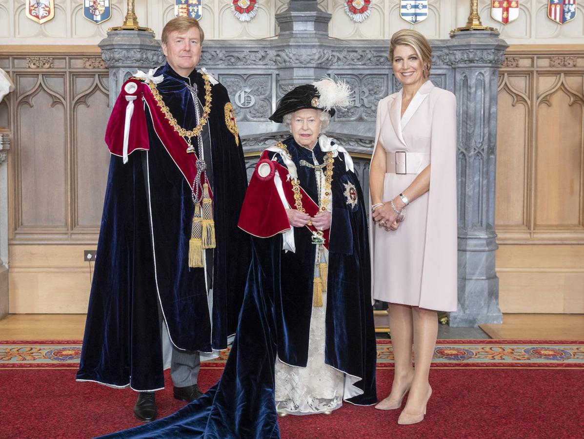 También en 2019, durante la investidura de Guillermo de Holanda como caballero de la Orden de la Jarretera en un acto junto a la reina Isabel II escogió un vestido rosa empolvado con capa y sin mangas de Claes Iversen.