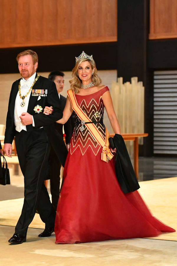 La esposa del rey Guillermo escogió un espectacular vestido rojo, diseño de Jan Taminiau en un acto ofial celebrado en Japón en octubre de 2019. Máxima optó por combinar el espectacular diseño con un collar de diamantes y una tiara de rubíes