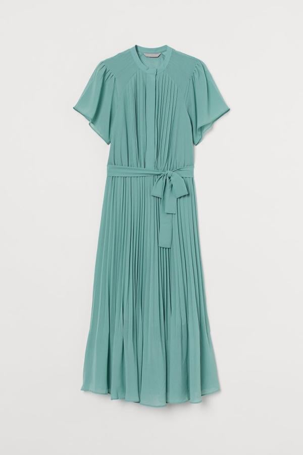 Vestido de gasa plisado en color verde de H&amp;M (39,99€). 