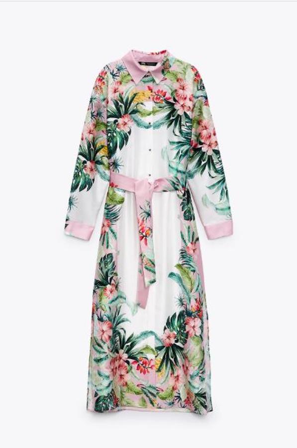 Vestido camisero con estampado tropical de Zara (39,95€). 