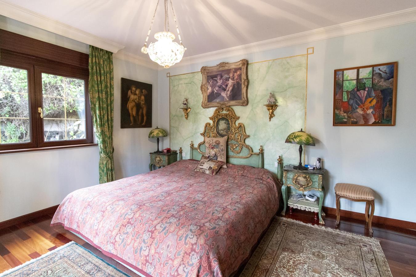 El palacete más lujoso de Tenerife busca dueño. Los dormitorios tienen un estilo muy marcado con una amplia gama de colores. Tres de ellos tienen el baño en suite.