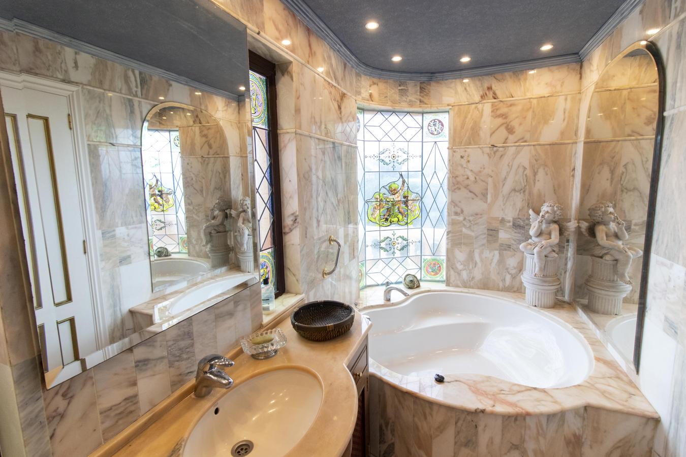 El palacete más lujoso de Tenerife busca dueño. Aunque en el jardín hay un jacuzzi exterior, el baño principal presenta también otro de gran tamaño.