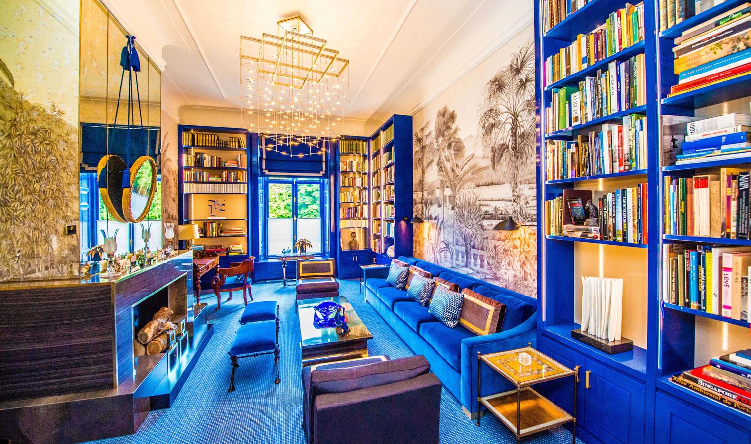 Huis ten Bosch, la residencia de Máxima y Guillermo de Holanda. Pegado a la sala está la librería que hace las veces de salón, un rincón muy acogedor que comparte elementos decorativos con el despacho, especialmente en la paleta de color.