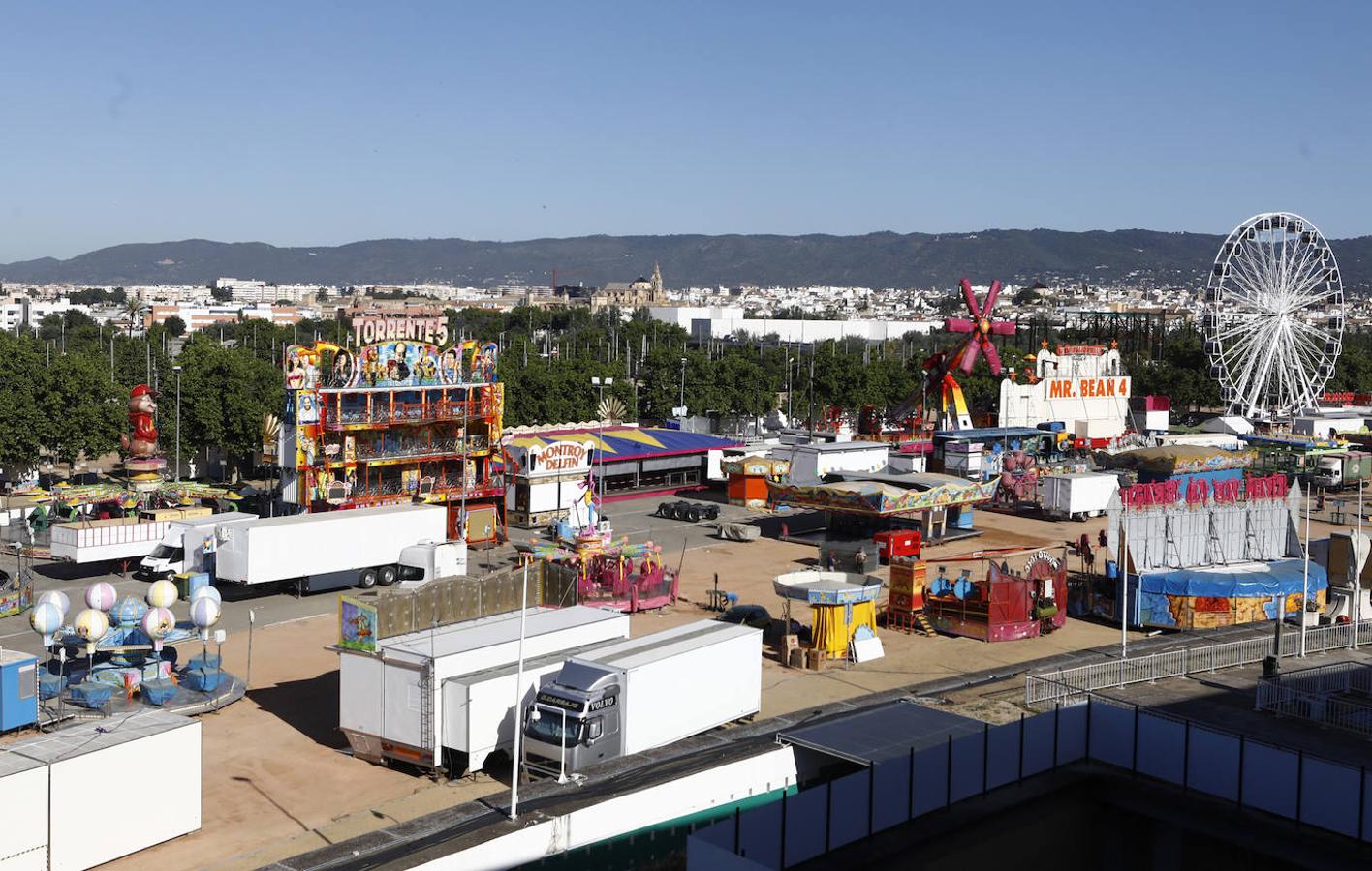 Vive Park Córdoba y los preparativos del parque de atracciones en el Arenal, en imágenes