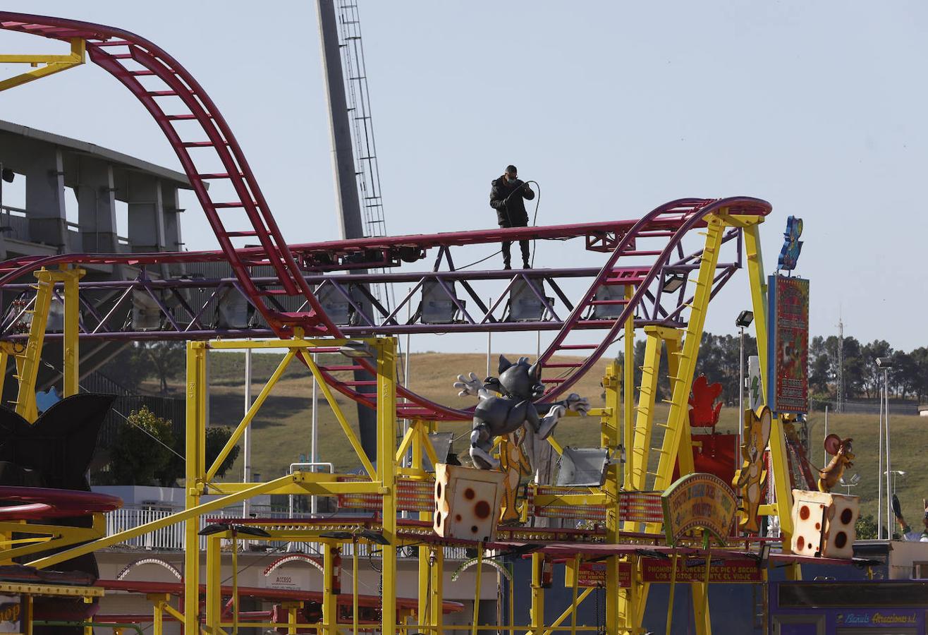 Vive Park Córdoba y los preparativos del parque de atracciones en el Arenal, en imágenes