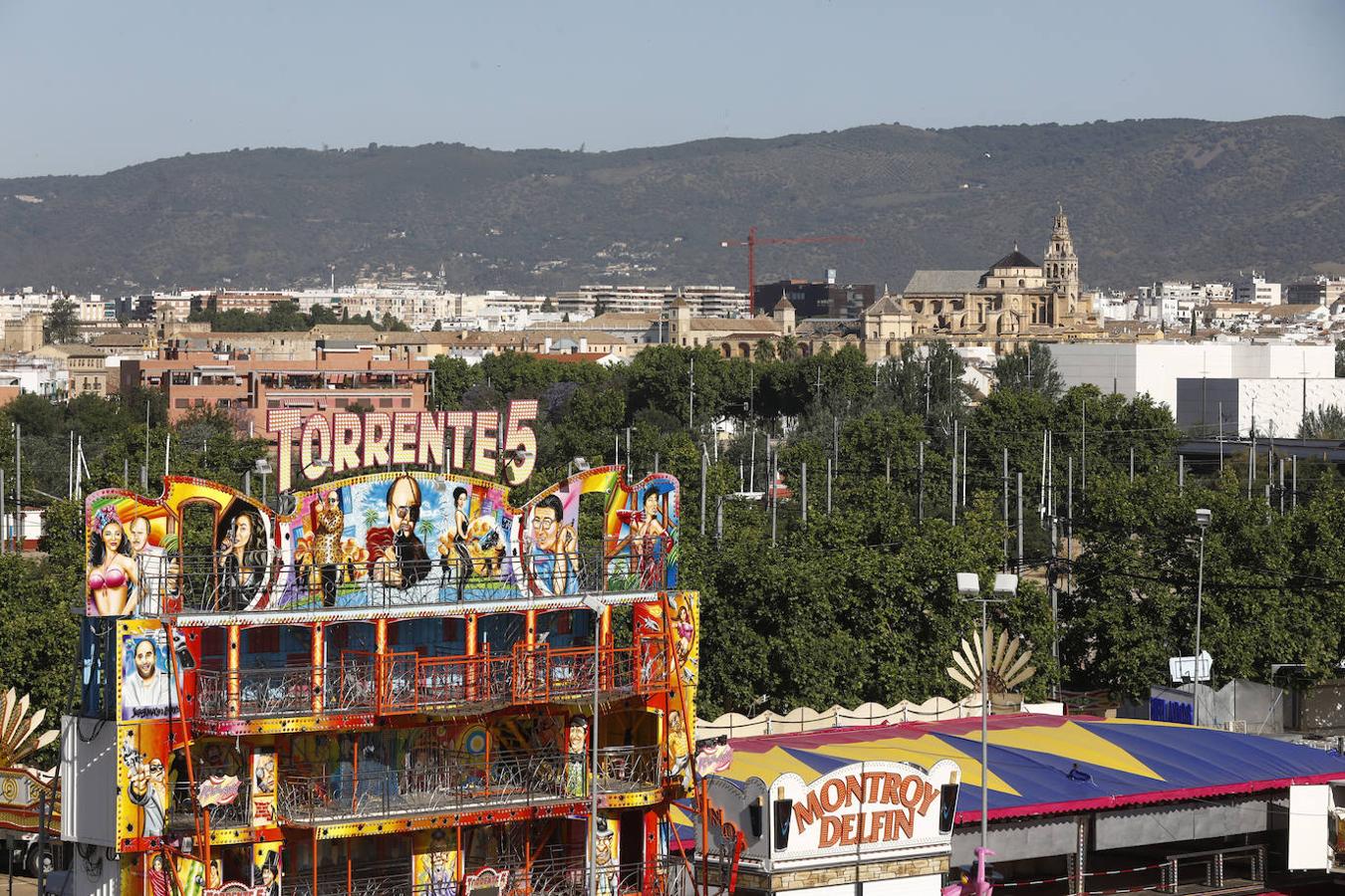 Vive Park Córdoba y los preparativos del parque de atracciones en el Arenal, en imágenes