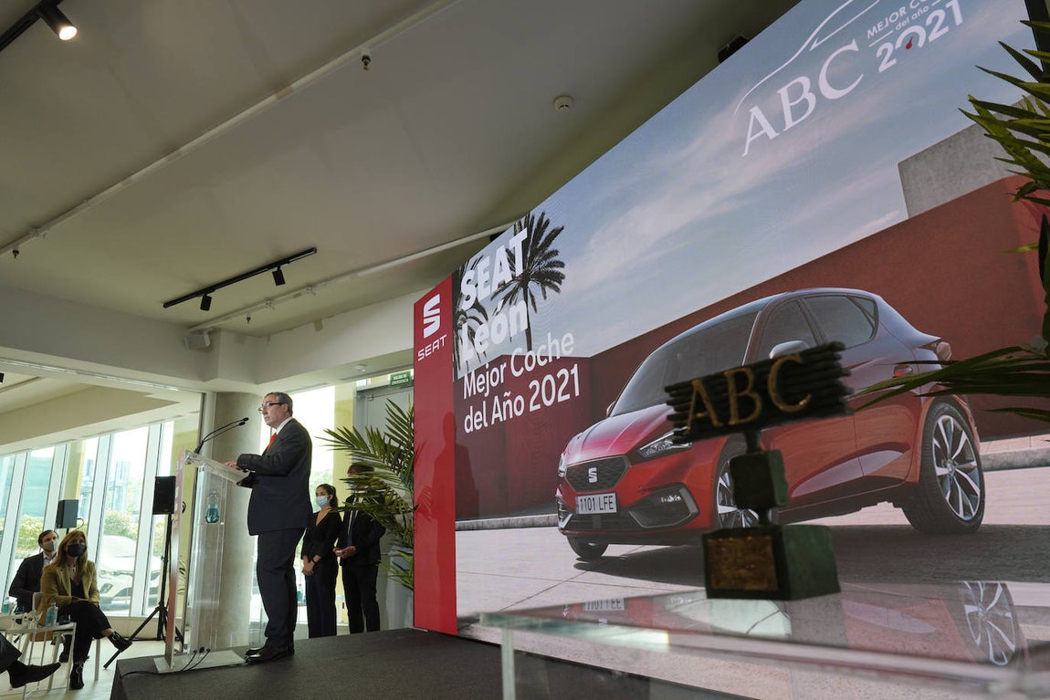El Director General de Seat España, Mikel Palomera, agradece la entrega del galardón. 