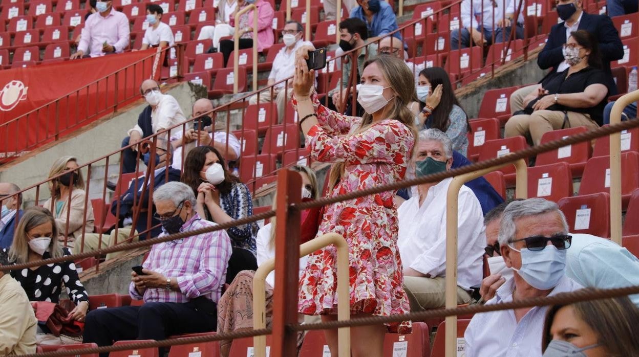 El ambiente en el tendido, en la novillada de la Feria Taurina de Córdoba