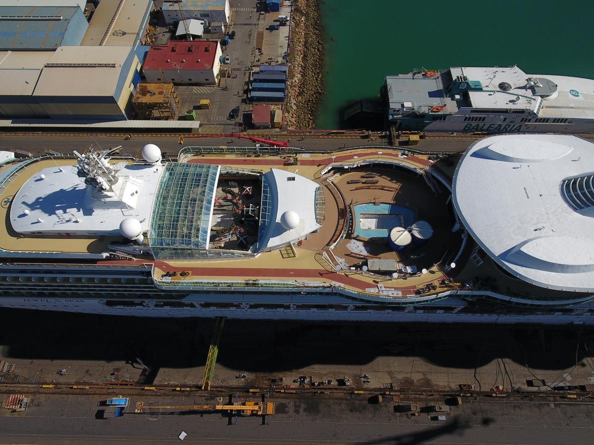 FOTOS: El crucero &#039;Jewel of the Seas&#039; entrando en el astillero de Cádiz