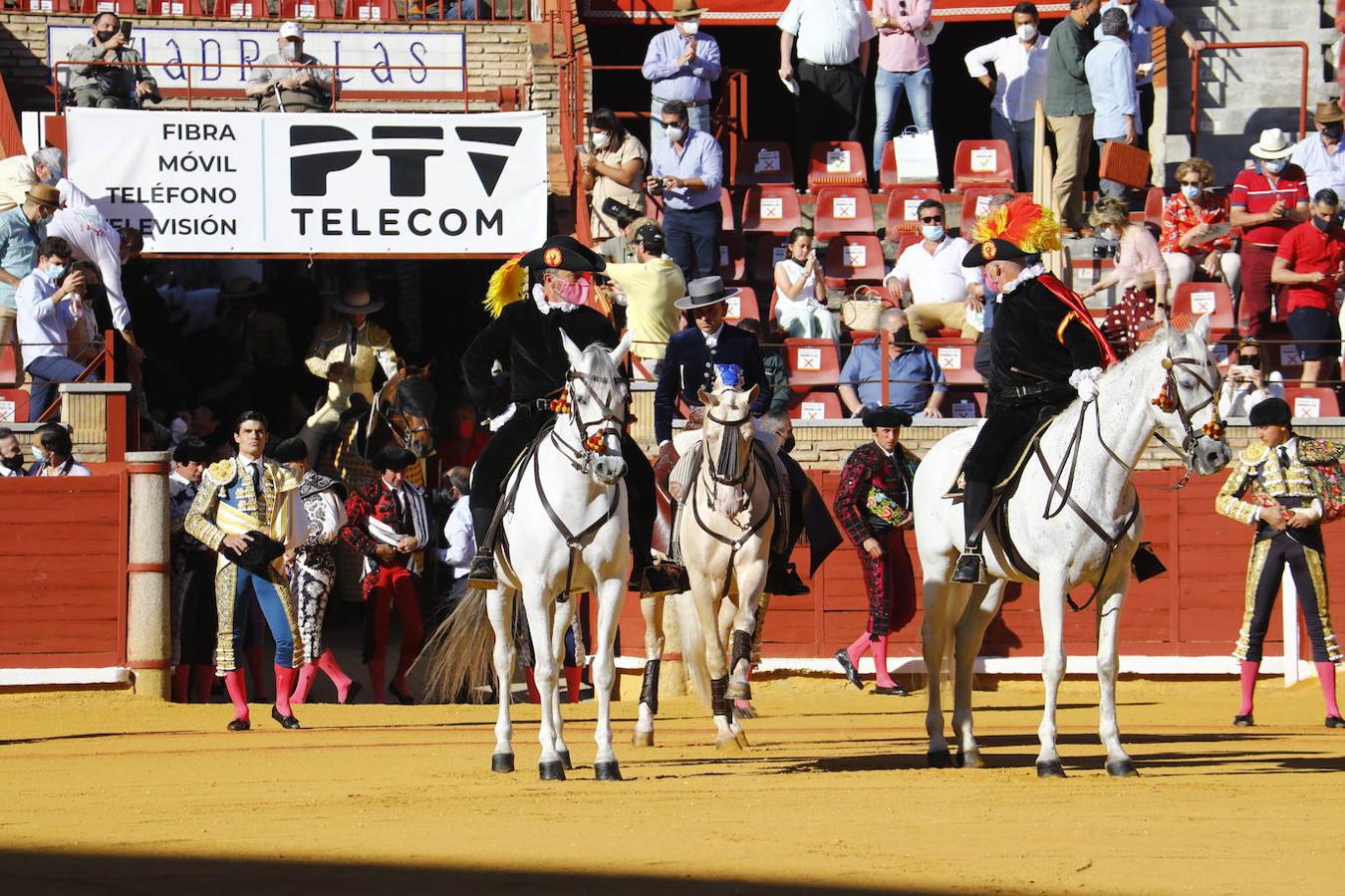 Toros en Córdoba | El ambiente de la primera corrida de la Feria de Mayo, en imágenes