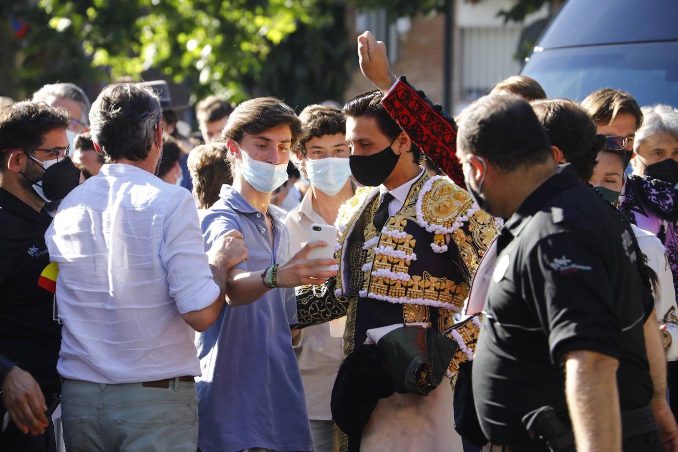 Toros en Córdoba | El ambiente de la primera corrida de la Feria de Mayo, en imágenes